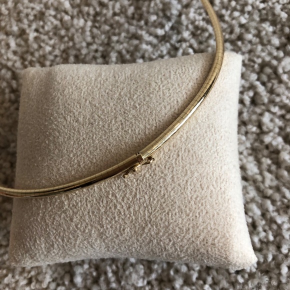 GOLD OMEGA NECKLACE - Picture 2 of 13